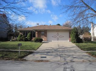 10S470 Thames Dr, Downers Grove, IL 60516