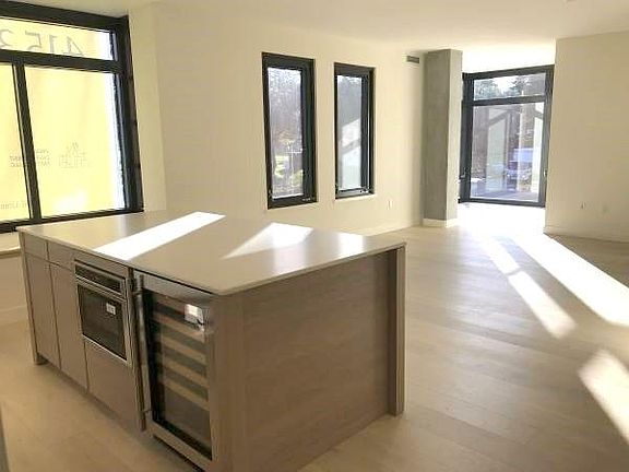 3rd image of 1598 Bay St Unit 204