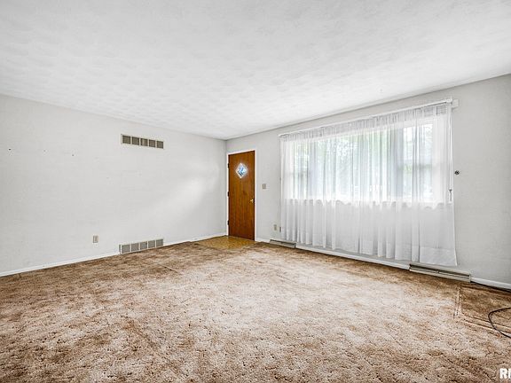 4th image of 204 Clover Ave