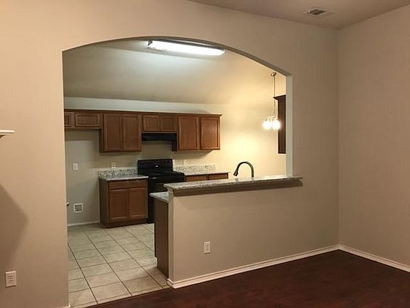 3rd image of 829 Westfield Dr