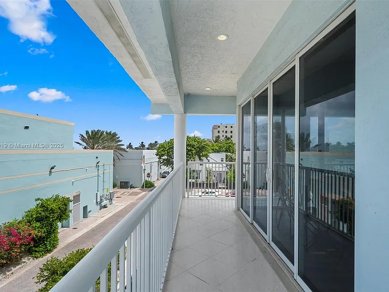 311 N Surf Rd — Photo 33