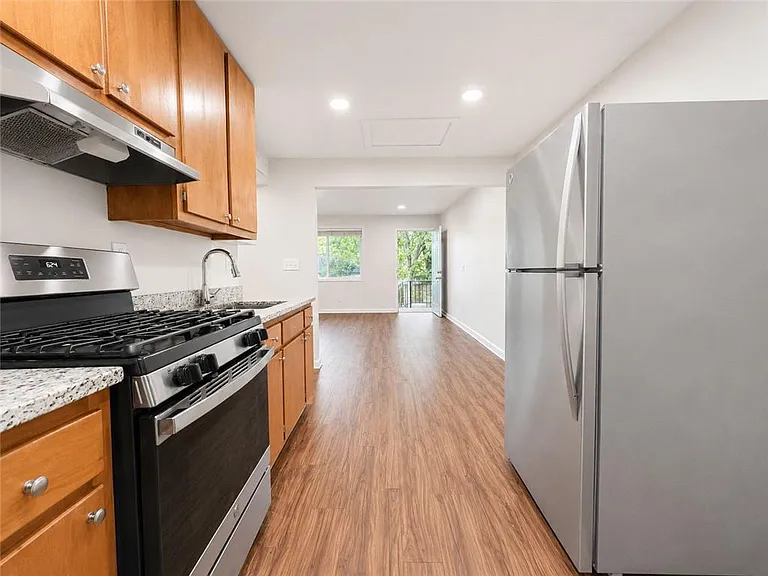3203 E Point St #4 — Photo 6