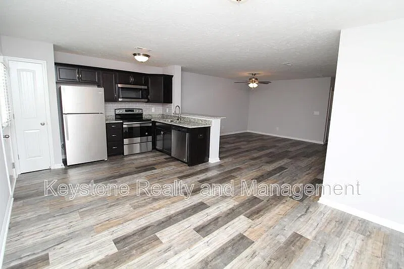 3 bed, 2.5 bath, 1640 sqft, $1,495 — Photo 3