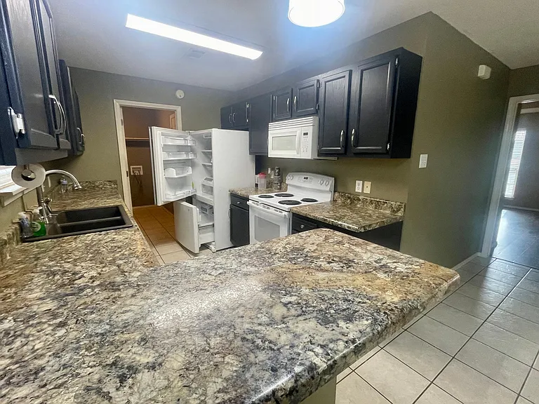 1702 Eastgate Cir — Photo 9