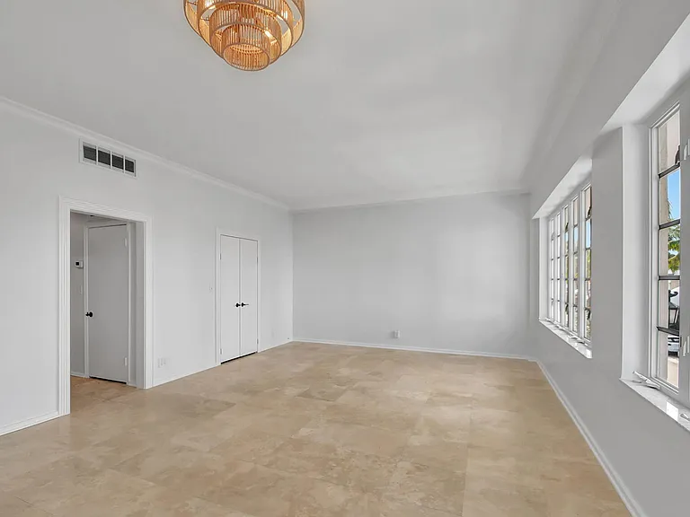 218 Worth Ave — Photo 9