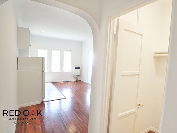 4th image of 706 N Saint Andrews Pl #104