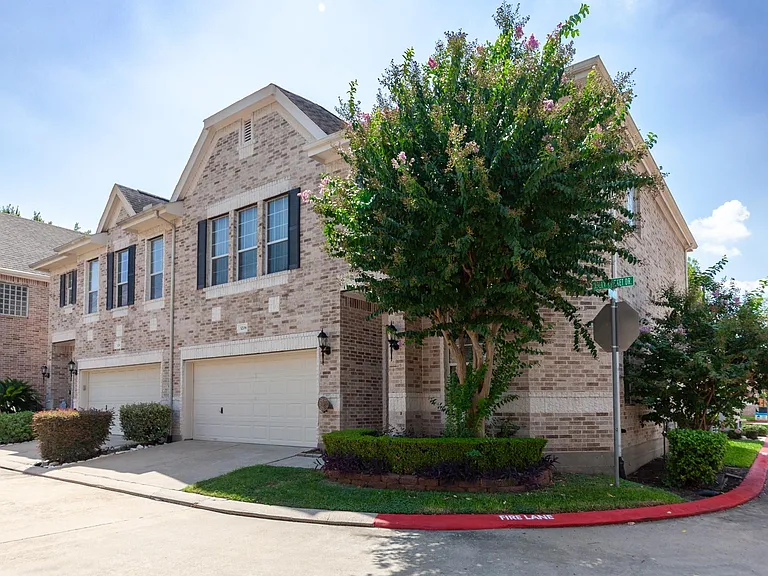 3206 Holly Thicket Dr — Photo 2