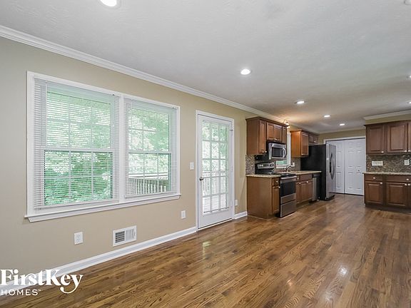 4th image of 3256 Wildwood Dr SW
