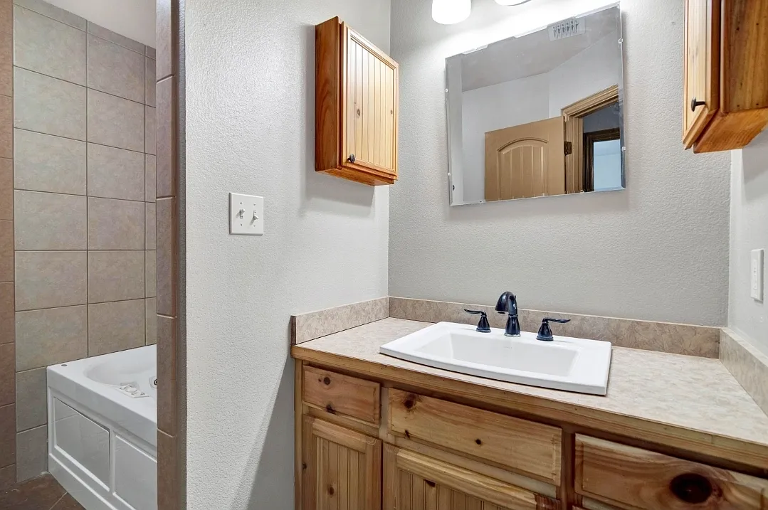 3 bed, 1364 sqft, $2,300 — Photo 4