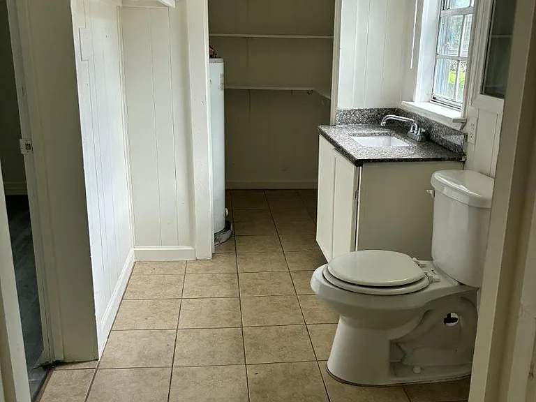 229 University Ave — Photo 10