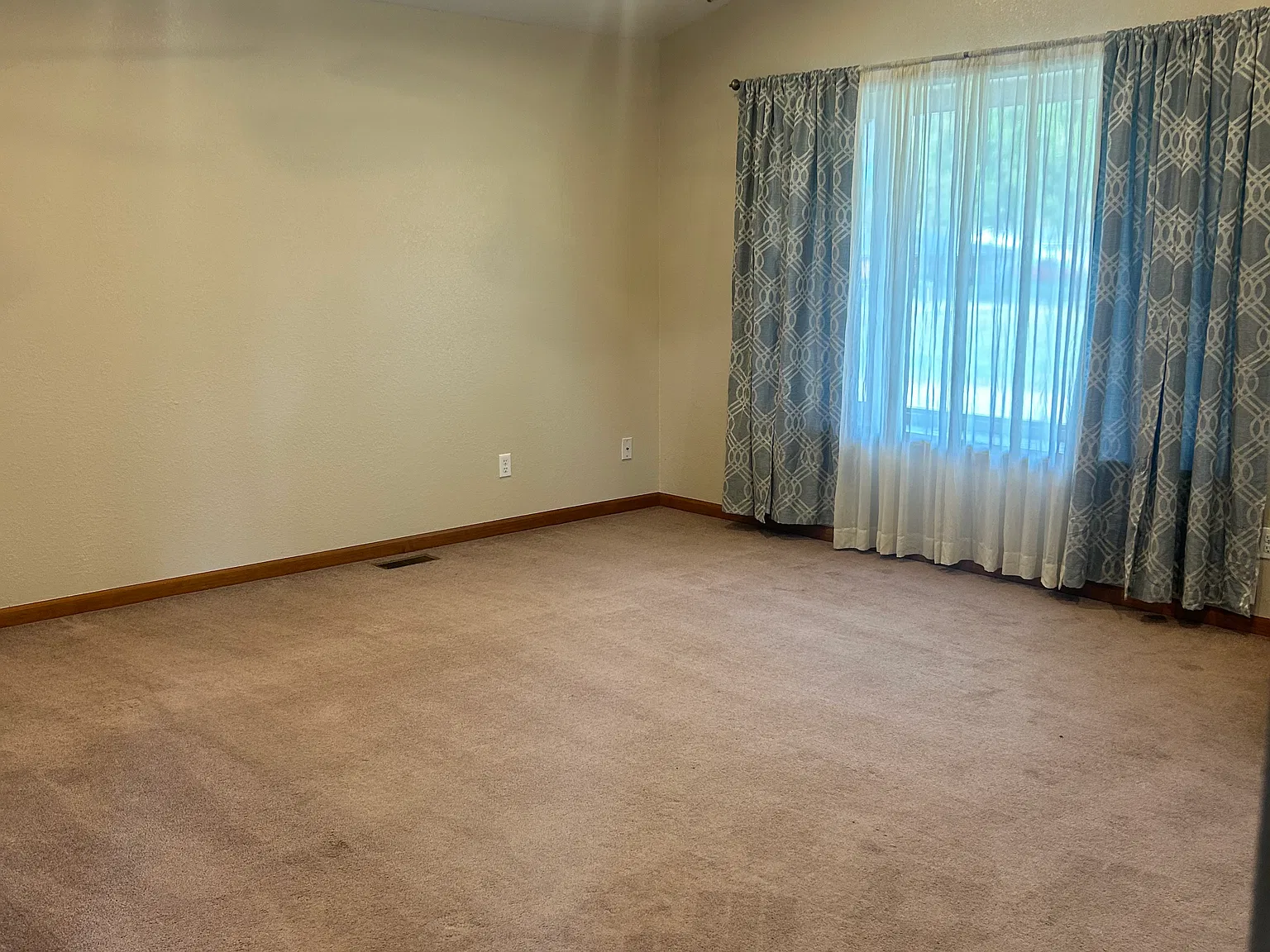 5 bed, 2800 sqft, $2,100 — Photo 2