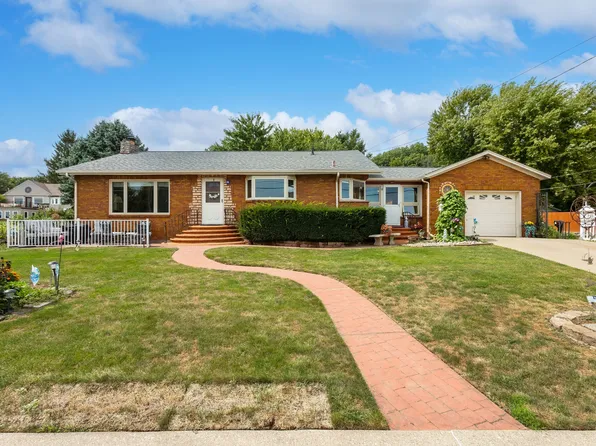 21780 Great River Rd, Le Claire, IA 52753