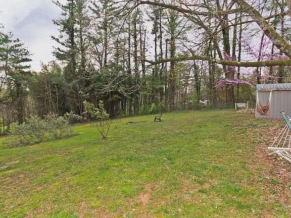 5th image of 404 Hillcrest Cir