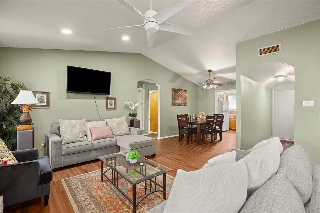 3 bed, 1340 sqft, $1,950 — Photo 4