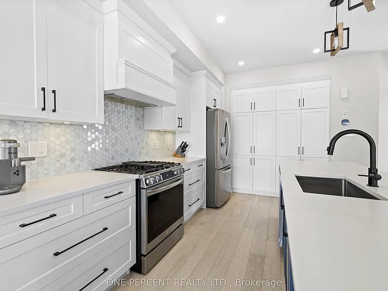 238 Bristol Cres — Photo 8