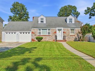 573 Grove Pl, Oceanside, NY 11572