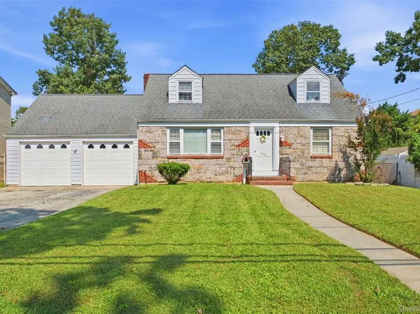 573 Grove Place, Oceanside, NY 11572
