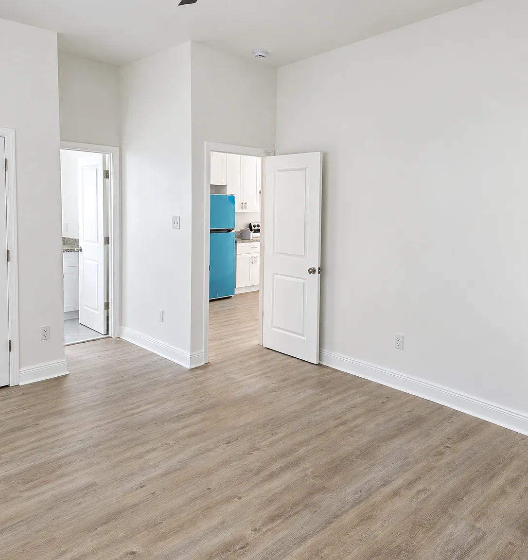 3 bed, 1000 sqft, $2,100 — Photo 3