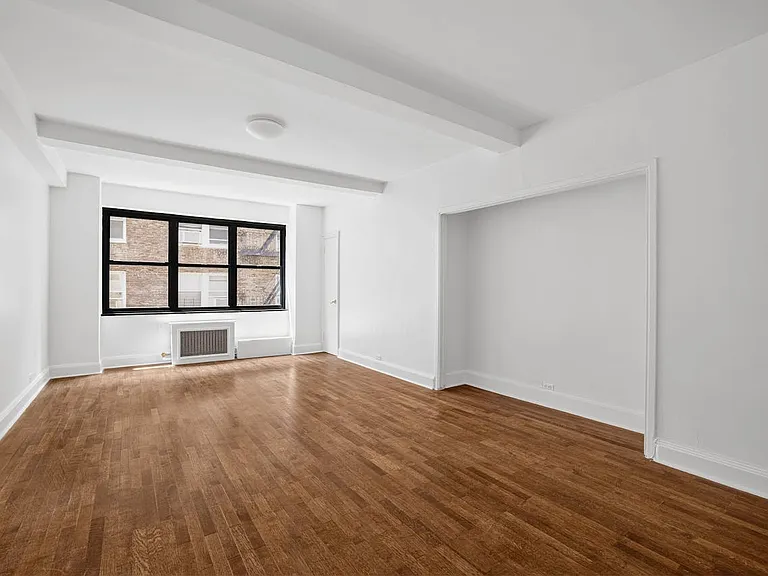 310 E 44th St #609 — Photo 1