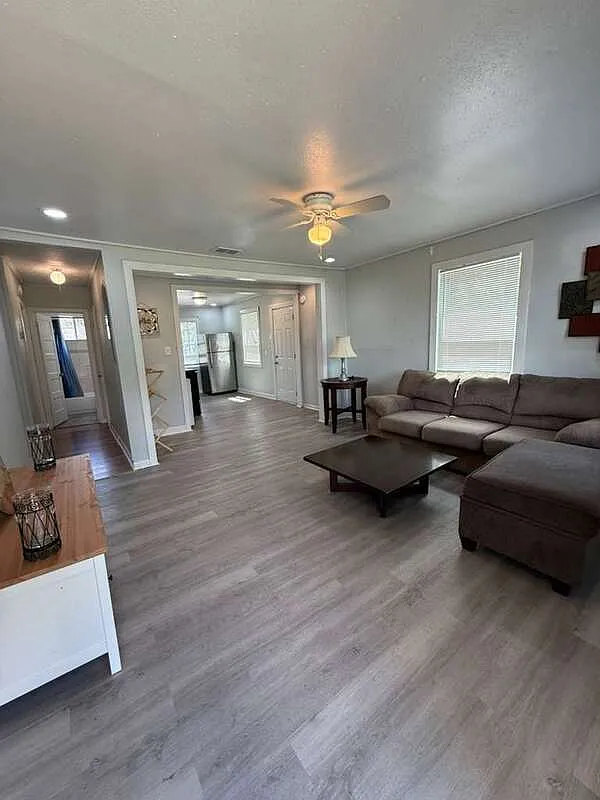 2 bed, 1.0 bath, 760 sqft, $975 — Photo 1