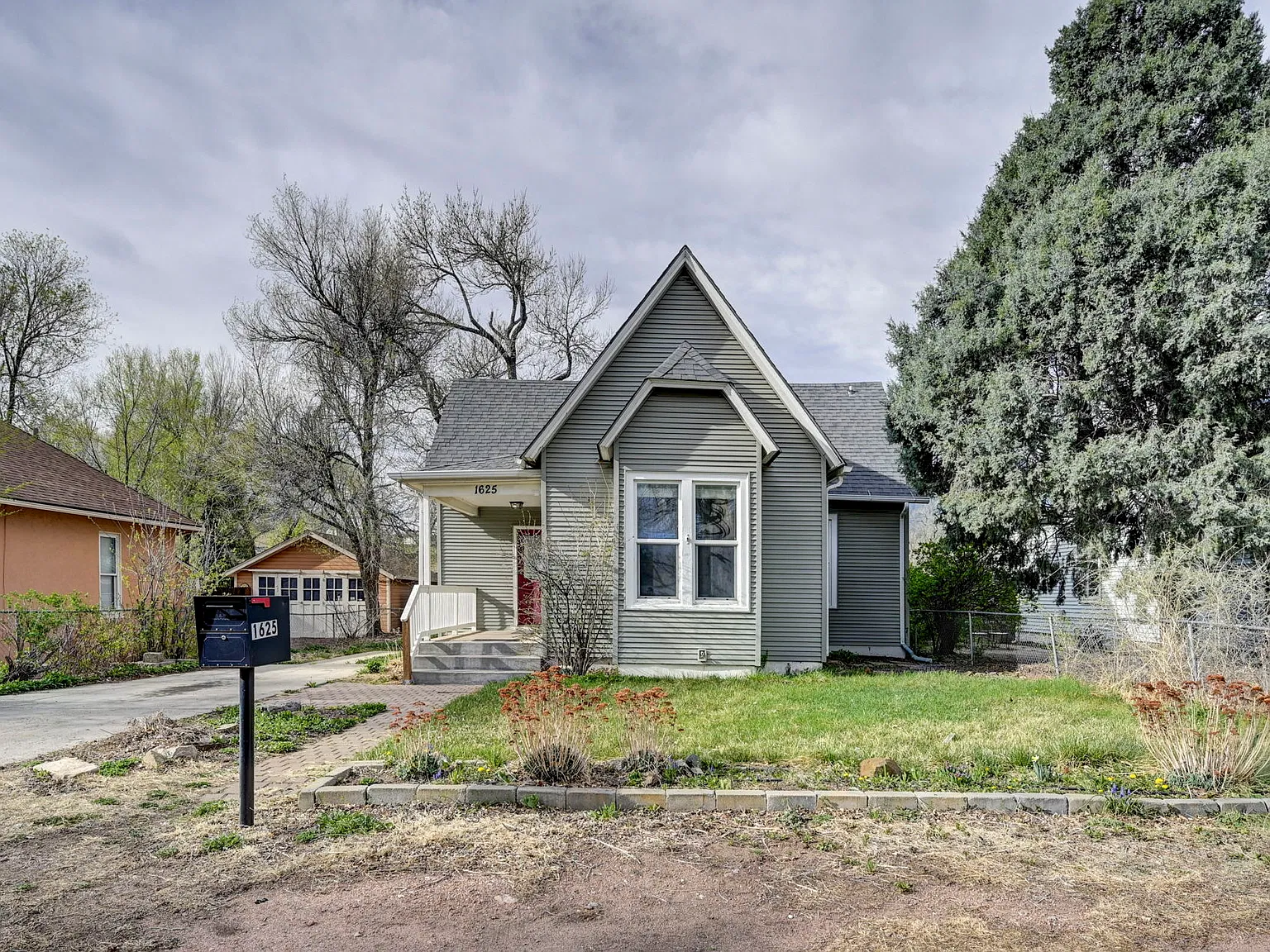 4 bed, 2351 sqft, $2,500 — Photo 1