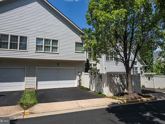 2nd image of 10103 Farr Oak Pl