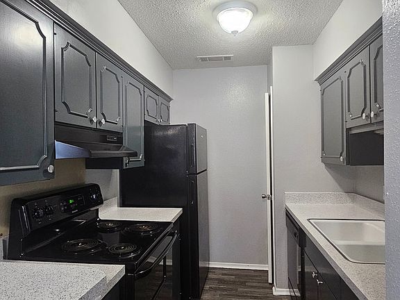 4th image of 528 Towne Oaks Dr