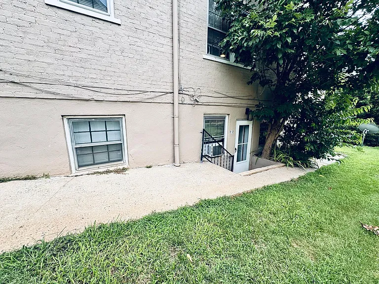 3650 Fort Ave — Photo 2