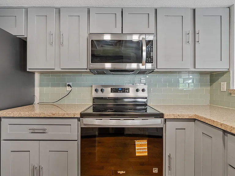 N 58th Ln — Photo 6