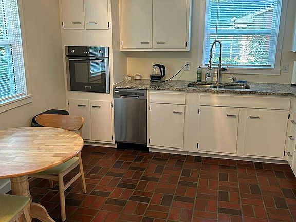 3rd image of 1036 Della Dr