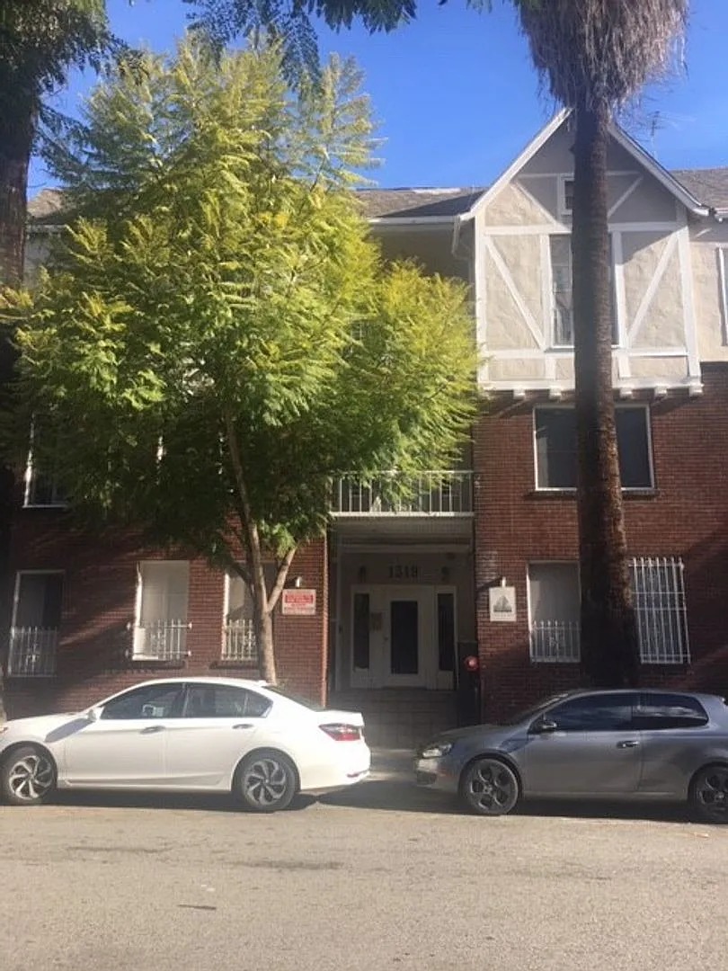 ING - Ingraham Apartments — Photo 4