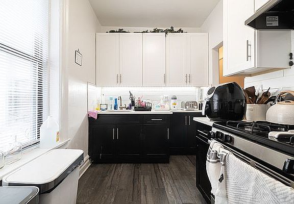 2nd image of 880 47th St APT B5