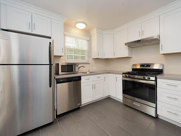 5th image of 240 Fernando Ave