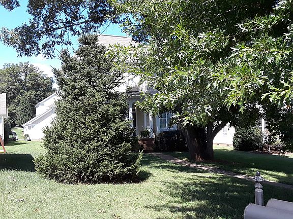 3rd image of 805 Cedar St
