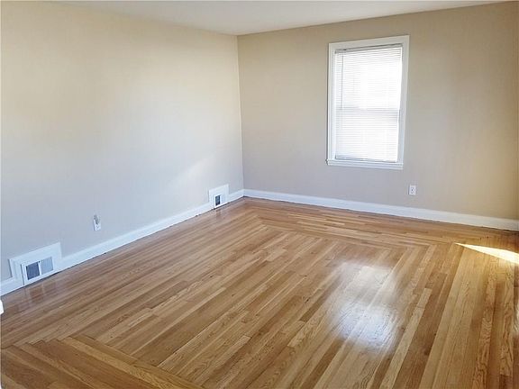 5th image of 423 Beverage Hill Ave