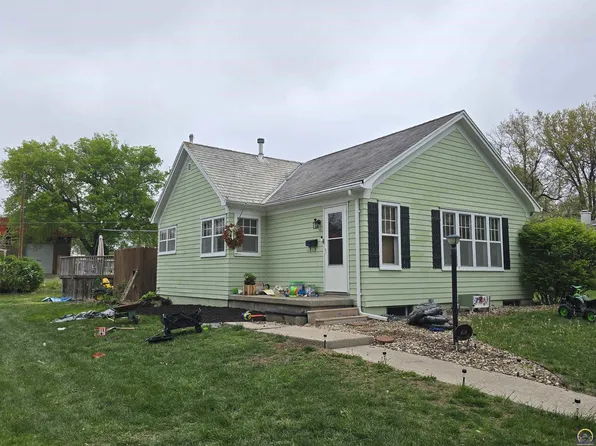404 Utah St, Hiawatha, KS 66434