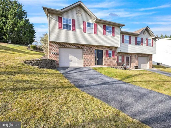 213 Breezewood Dr, Hanover, PA 17331