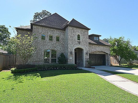 Great sized front lawn with lush green grass.
