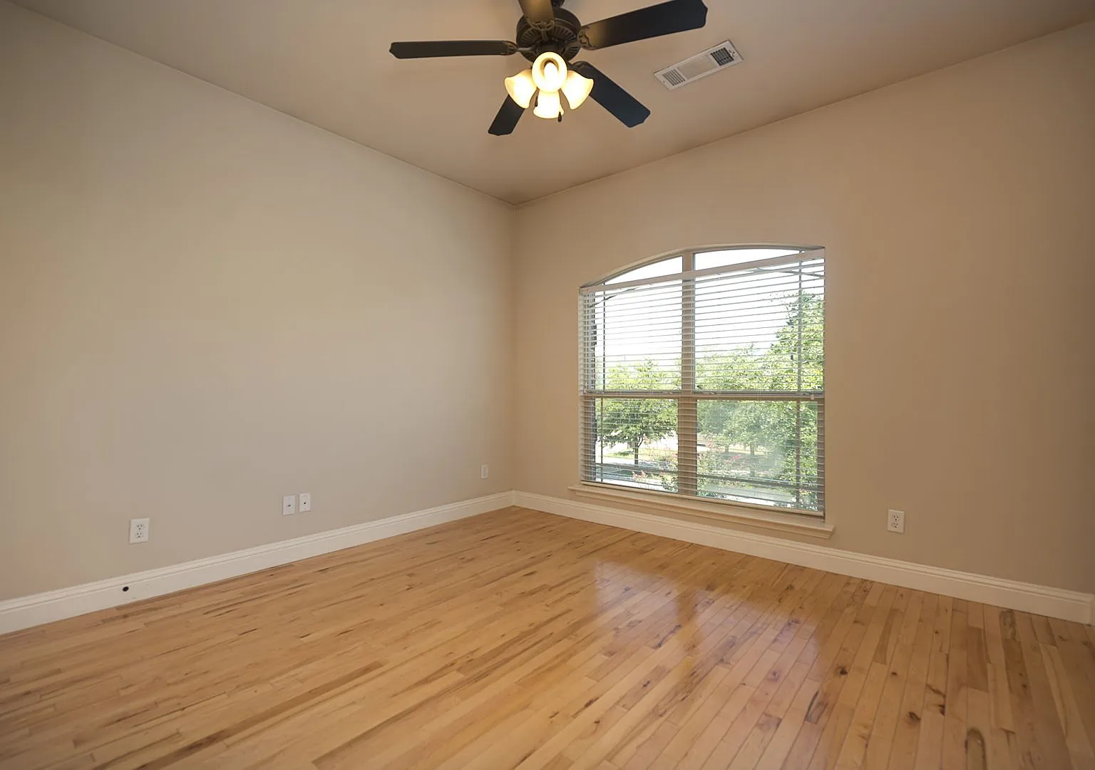 ** Move In 2026 $4500 * Move In 2027 $5500 ** 5 Bed 3 Bath 6-Minute Walk To Tcu Campus — Photo 4