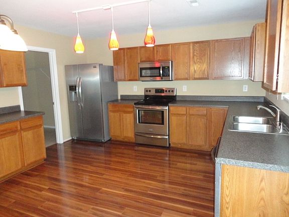 4th image of 808 Willow Creek Dr