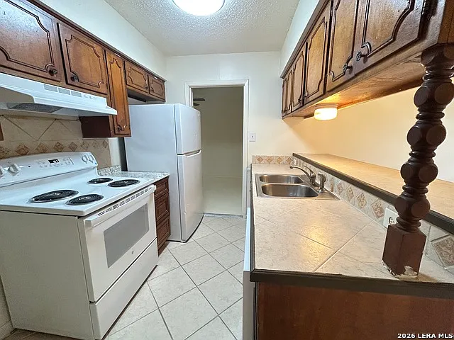 3 bed, 1.5 bath, 1284 sqft, $1,350 — Photo 4