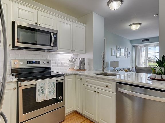 4th image of 145 Bennington St #15