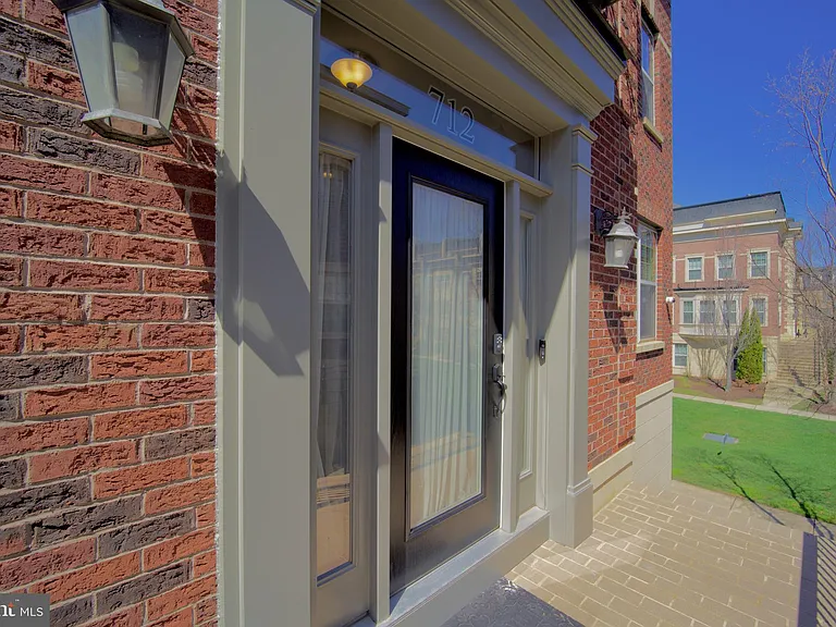 712 Sentry Sq — Photo 3