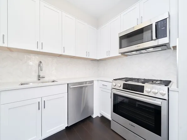 160 Riverside Boulevard image 2 of 9