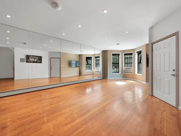 479 Bainbridge Street image 3 of 19