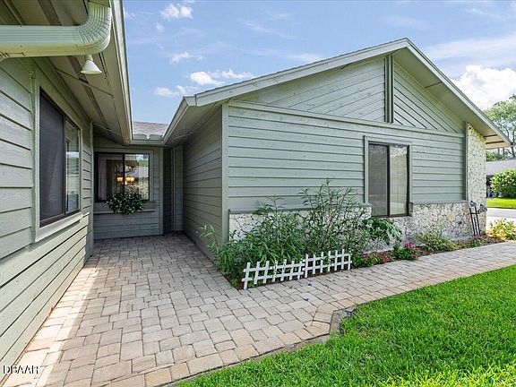 3rd image of 226 Deer Lake Cir