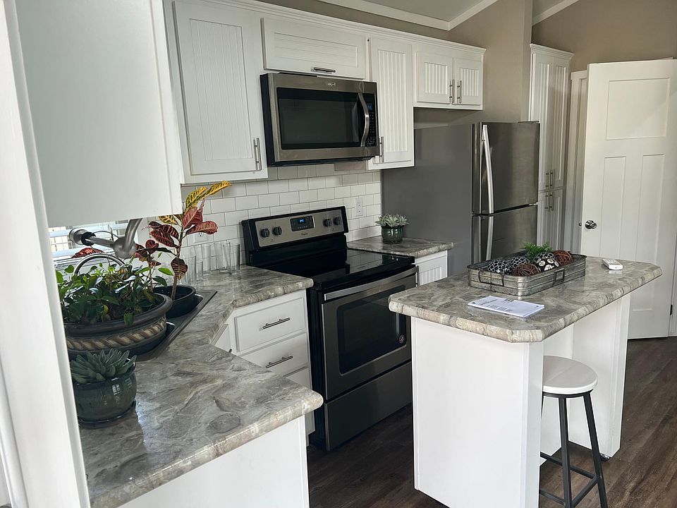 Roll away kitchen island