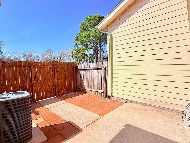 1927 Country Village Blvd #B — Photo 4