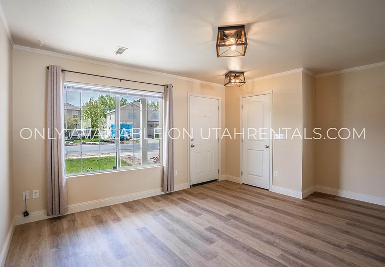 215 S 1050 W — Photo 7