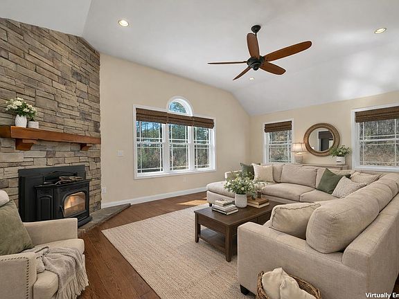 3rd image of 142 Worcester Road